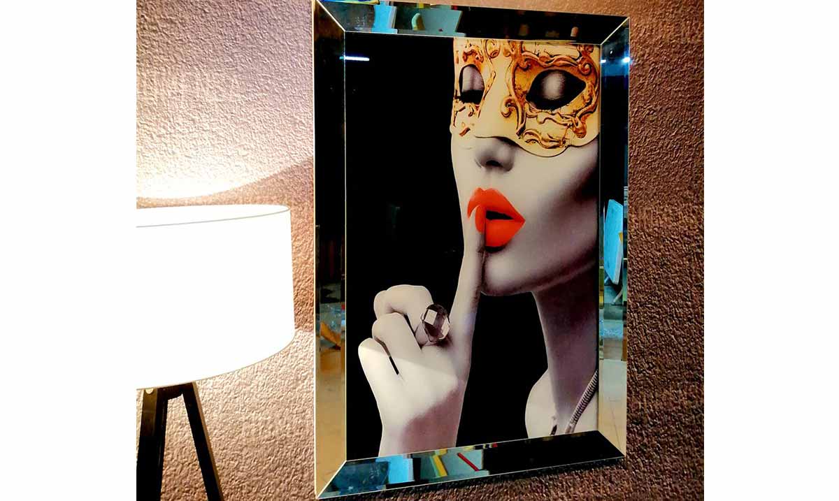Maskeli Kadın Ayna Çerceveli Tablo