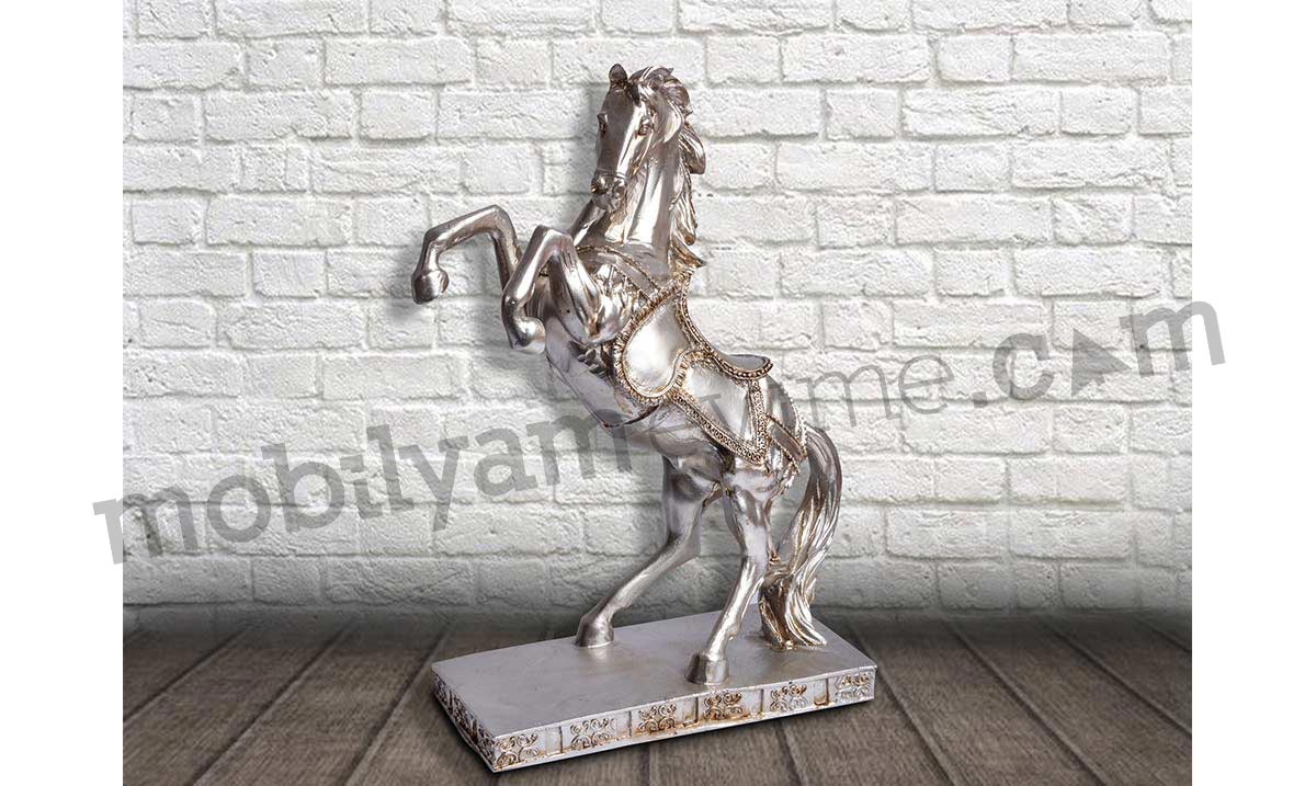 Şahlanan At